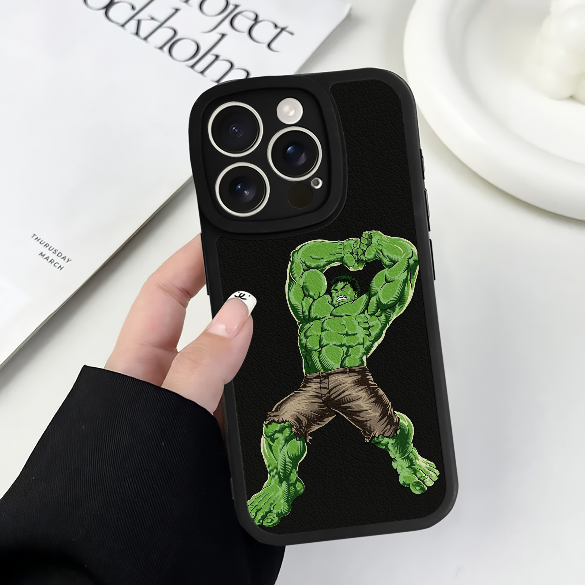 （画像用） アベンジャーズ The Avengers 【iPhone 16シリーズ対応】シリコンスマホケース（レザー調） 材質：シリコン